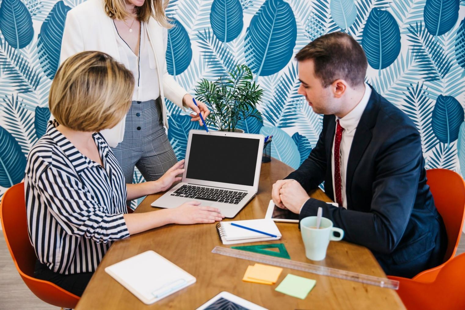 Arbeitsplatz mit Finanzanalysen und Diagrammen